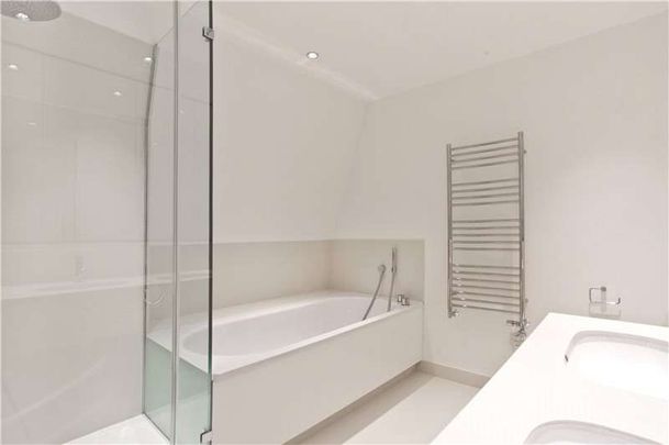 Beautifully refurbished mews house finished in a contemporary style with 2 bedrooms, 2 bathrooms. - Photo 1