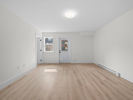 STUNNING EXECUTIVE TOWNHOUSE 3 BR + 3.5 BATH |122 TYLER STREET, ELMSDALE - Photo 3