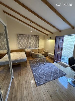 Studio to rent - Photo 1