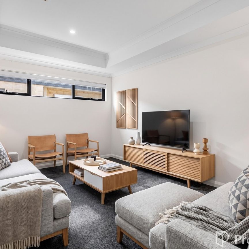 Modern comfort with room for everyone! - Photo 1