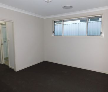 Modern Family Home - Photo 2