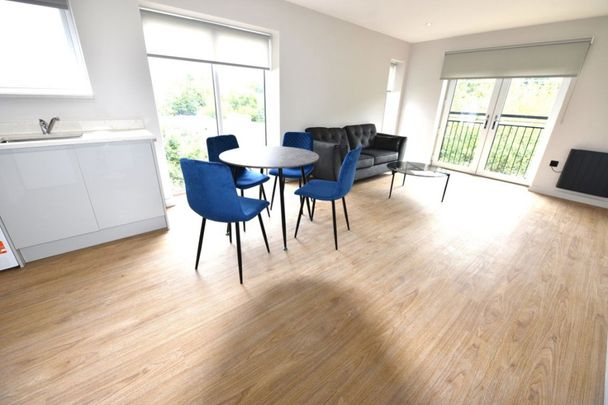 2 bedroom Flat in 529 Stanningley Road, Leeds - Photo 1