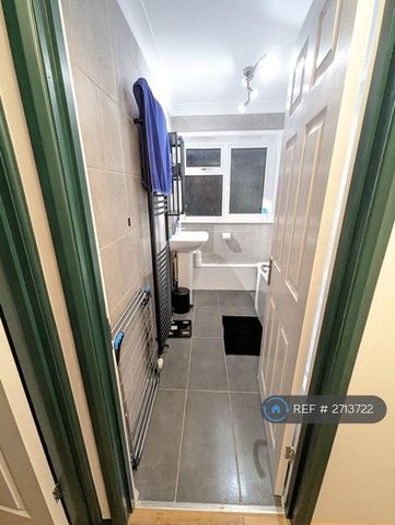 1 bedroom in a flat share to rent - Photo 5