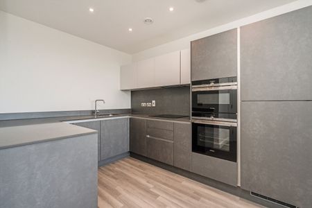 Avenue Road, London, W3, London - Photo 3