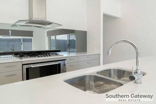 SPACIOUS FAMILY HOME PACKED WITH FEATURES!! - Photo 1
