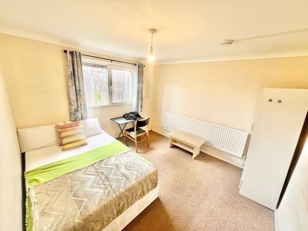 Room in a Shared House, Ivy Road, E16 - Photo 5