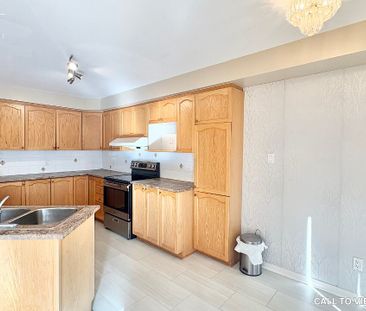 ELEGANT 3-BEDROOM FREEHOLD TOWNHOUSE WITH MODERN FINISHES - Photo 1