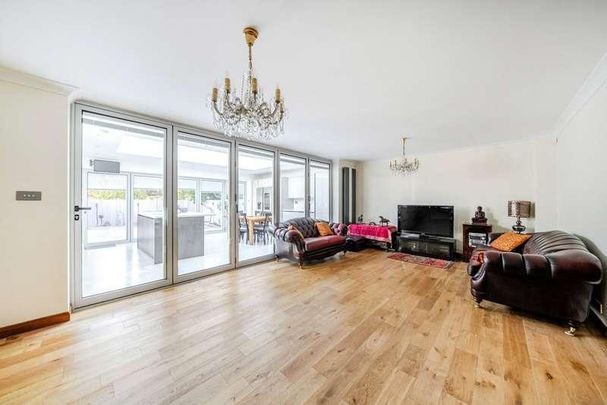 Springfield Avenue, Hampton, TW12 - Photo 1