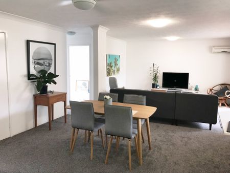 MODERN CHIC APARTMENT - Photo 3