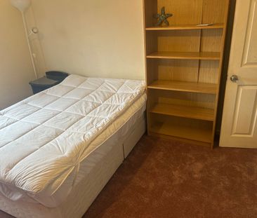 Room in a Shared Flat, Heathfield Place, SW18 - Photo 2