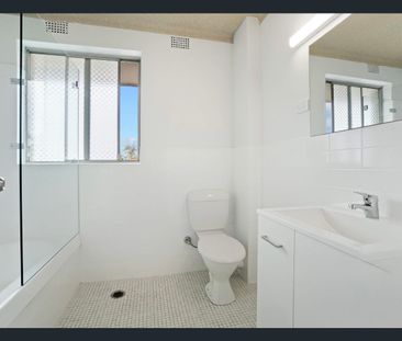 Spacious Three Bedroom Apartment - Photo 4