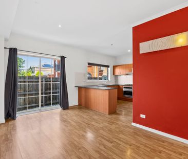 Stylish Townhouse in a Prime Wantirna South Location - Photo 2