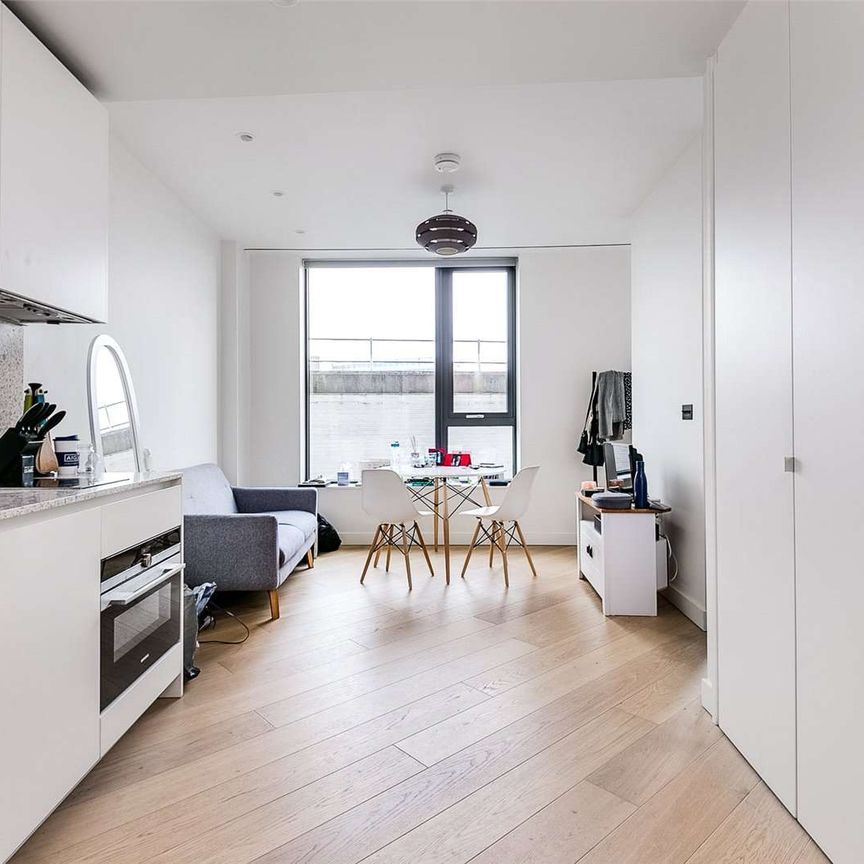 A fantastic studio apartment in the iconic Television Centre development. - Photo 1