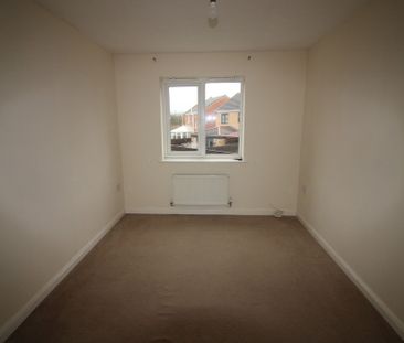 3 Bedroom Semi-Detached House - Photo 3