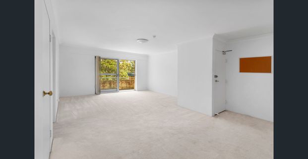 Spacious, Light Filled Top Floor Apartment in Prime Dee Why Location - Photo 1