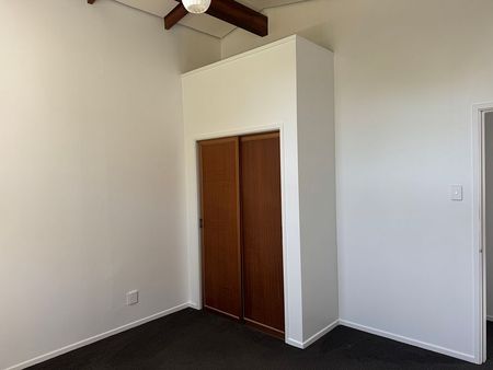 Newly renovated sunny 2 bed unit - Photo 5