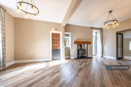 4 bedroom detached house to rent - Photo 2