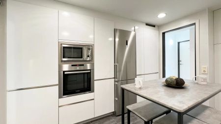 Room in a shared 5-bedroom apartment for rent in Valverde, all bills included - Photo 2