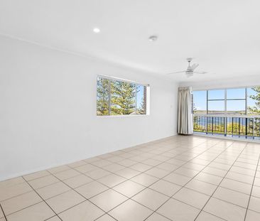 Two bedroom top floor apartment with amazing views - Photo 2