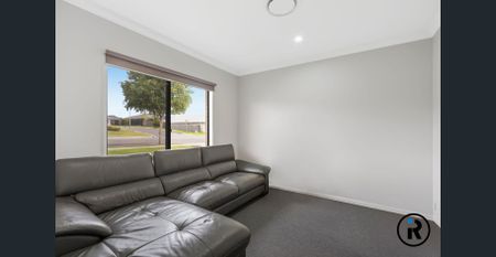 Contemporary Family Living in a Prime Park Ridge Location 🏡 - Photo 3