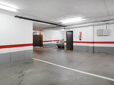 6-bedroom furnished house with a private pool for rent in Sarrià, Barcelona - Photo 2