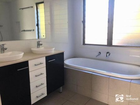 Picture-perfect family home in a prime Coffs Harbour location - Photo 2