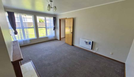 Three bedroom home with a big yard - lawns included! - Photo 3