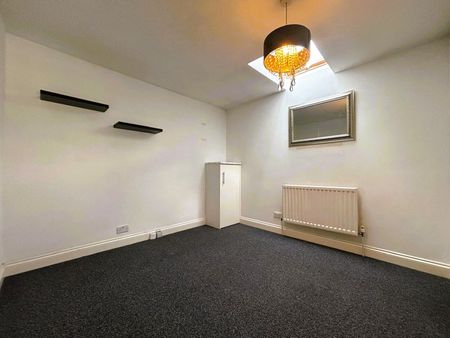 Chingford Avenue, Farnborough, Hampshire, GU14 - Photo 3