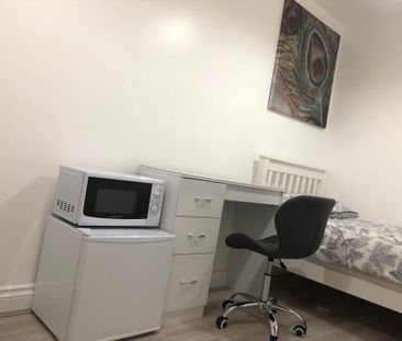 Room in a Shared House, Roman Road, E6 - Photo 6