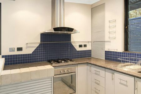 PERFECT HOUSE IN GREAT LOCATION - Photo 3
