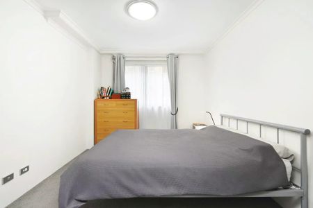 Spacious One Bedroom Apartment - Photo 2