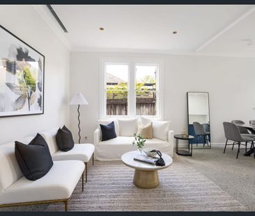 Stylish Family Residence Of Superior Convenience And Comfort - Photo 3