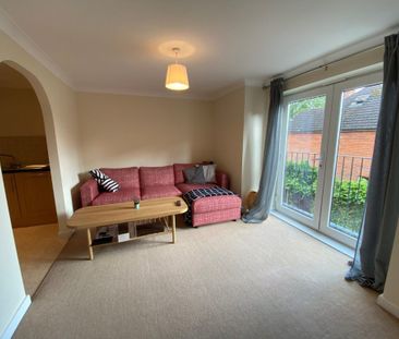 2 Bedroom Flat / Apartment - St. James Road, Fleet - Photo 3