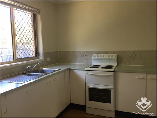 TWO BEDROOMS TOWNHOUSE WITH VINLY FLOOR AND AIR CONDITION - Photo 1