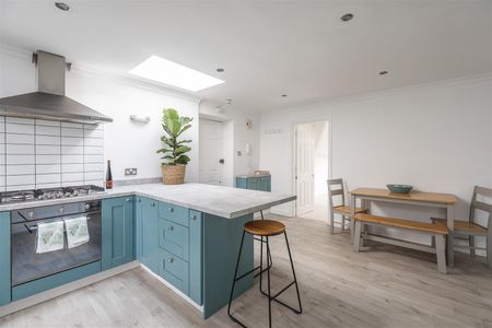 3 Bedroom Apartment - Photo 5