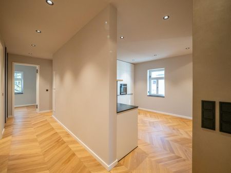 Luxuriöses Dachgeschoss mit hochwertigsten Materialien & Blick ins Grün ! - Foto 3