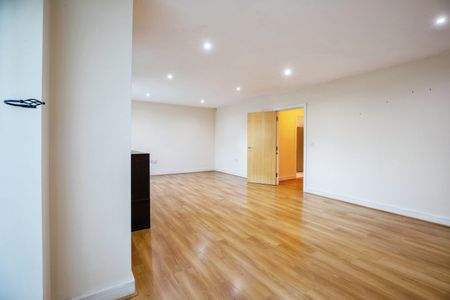 2 Bed Flat, Hither Green Lane, SE13 - Photo 3