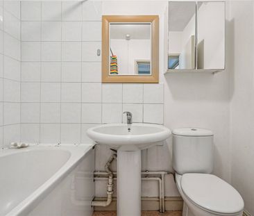 St. Andrews Square, London, W11 ground floor flat to rent - Photo 2