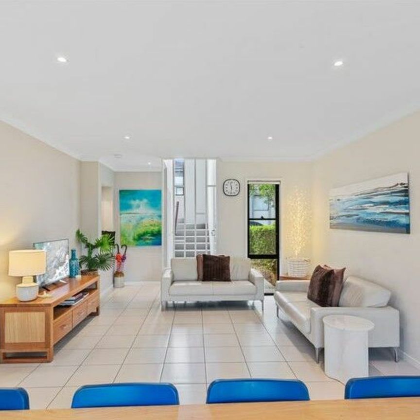 Modern Three Bedroom Townhouse with Pool - Low Maintenance Living - Great Location! - Photo 1
