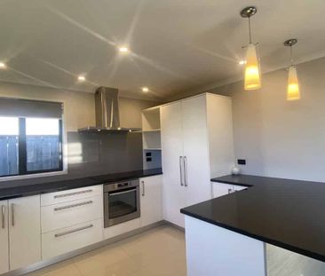 Spacious 3 bedroom town house - Photo 4