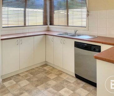 WELL KEPT MODERN TWO BEDROOM TOWNHOUSE - Photo 3