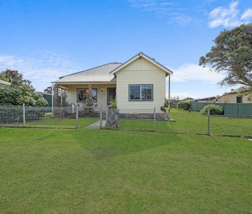 Freshly Painted Three Bedroom Home - Photo 4