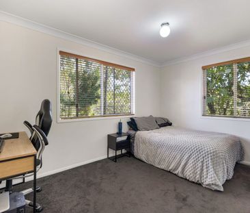 Discover Comfort in Caloundra West! 🏡 This 3-bedroom gem offers the... - Photo 3