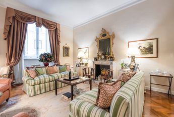Stunning apartment overlooking Trajan's monumental Column