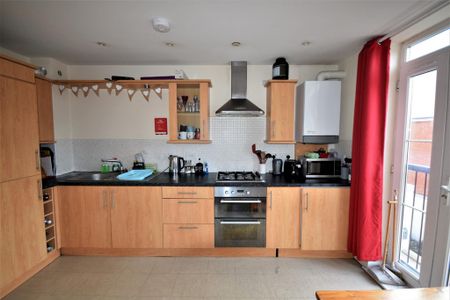 3 bedroom flat to rent - Photo 5