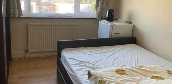 1 bedroom in a house share to rent - Photo 2