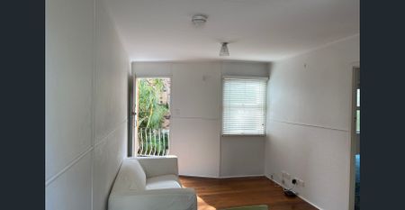 GREAT LOCATION - ONE BEDROOM - STYLISH UNIT - Photo 2