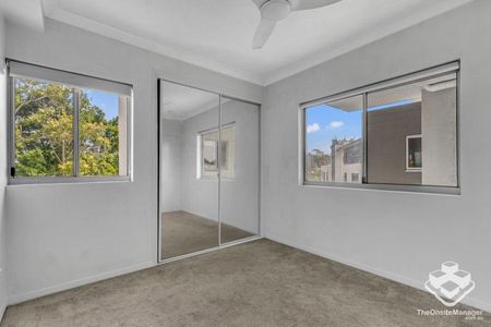 Spacious 2-Bedroom, 2-Bathroom Unit in Prime Toowong Location - Photo 5