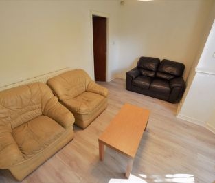 2 bedroom Flat in Flat 1, Leeds - Photo 2