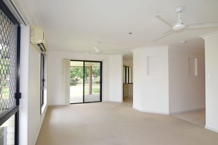 :: PERFECT FAMILY HOME &mldr; MOVE STRAIGHT IN&mldr;CONVENIENT LOCATION - Photo 3